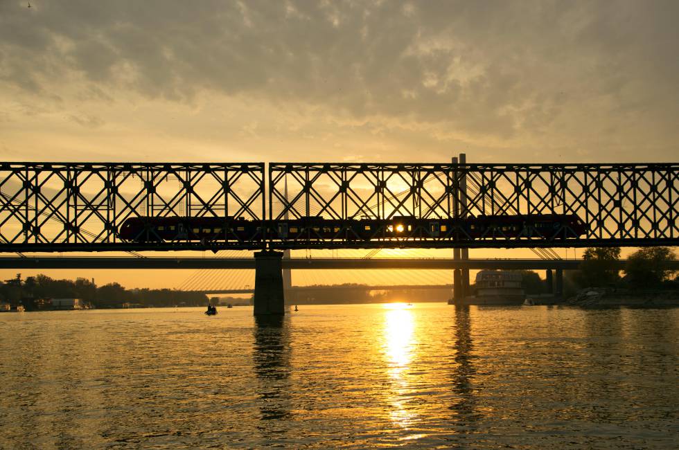 Tren sobre el río Sava, en Belgrado (Serbia).