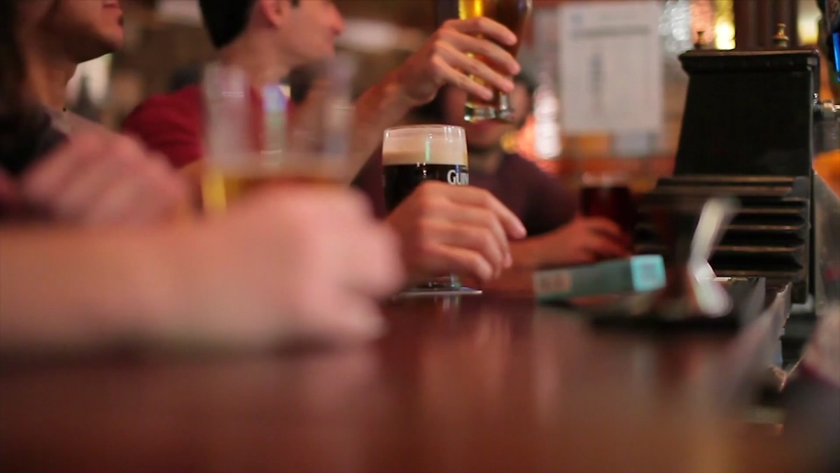 Newsom ordena que cierren bares en Los Ángeles y otros seis condados