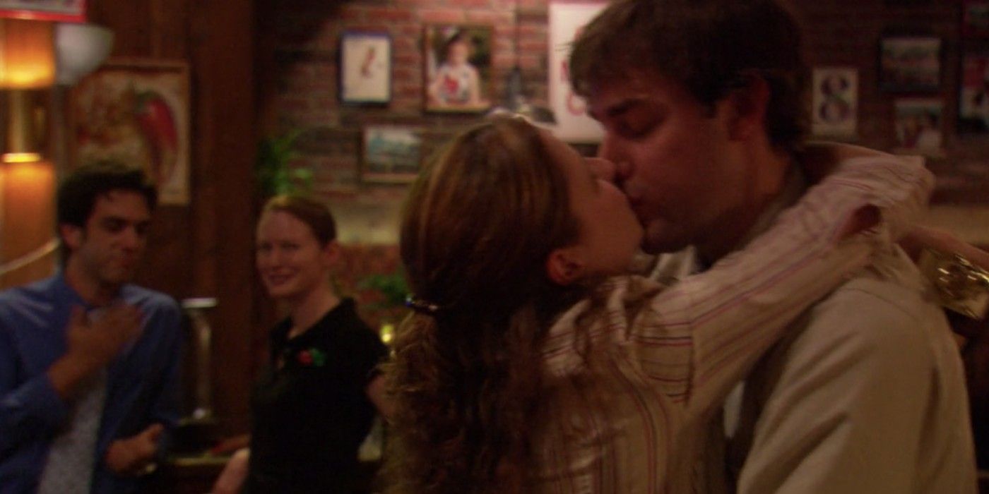Por qué John Krasinski piensa que el primer beso de Jim y Pam en la oficina funcionó