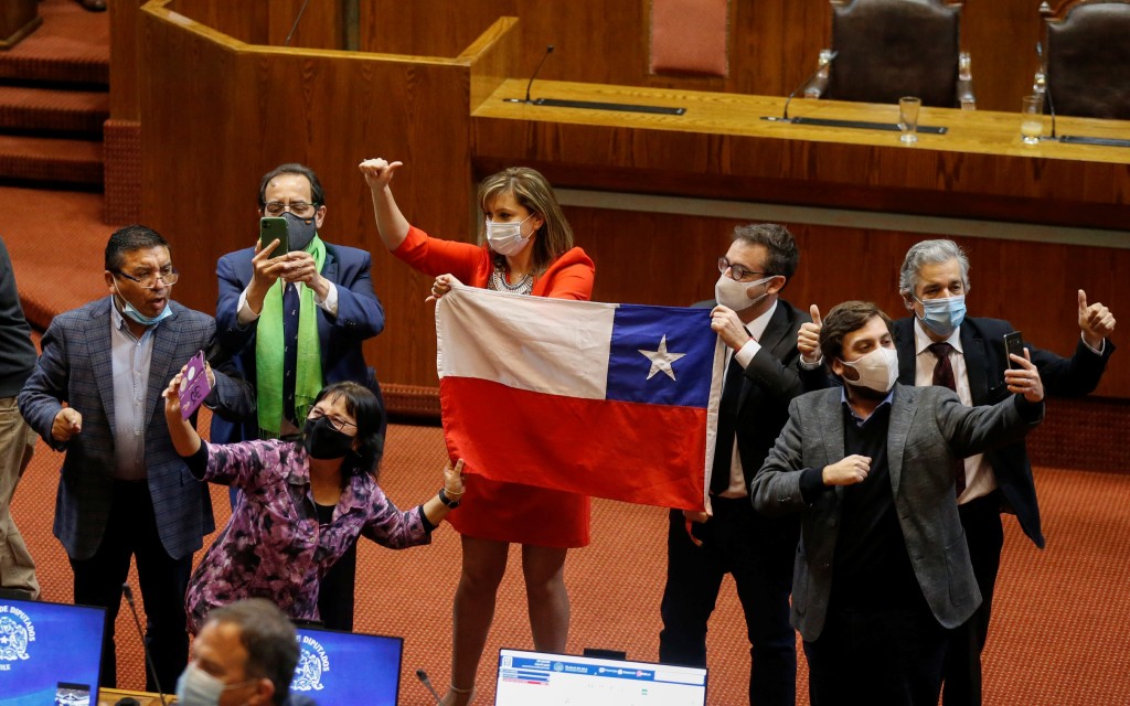 Promulga Chile ley que permite retiro parcial de fondos de pensiones ante Covid