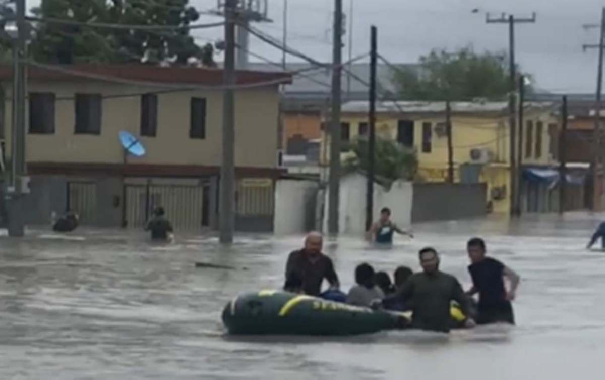 Rescatan a bebé de su casa inundada; Huracán «Hanna» provoca inundaciones fuertes