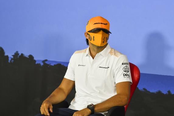 Sainz, bromeando con su gorra en la rueda de prensa del GP de Austria de F1 2020