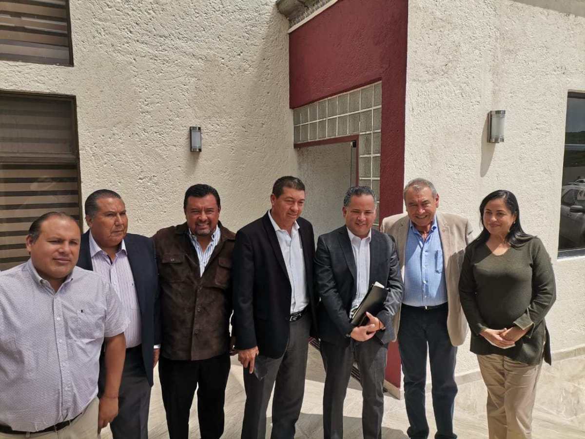 Santiago Nieto se reúne con líderes sociales de MORENA en Querétaro, dicta conferencia sobre corrupción