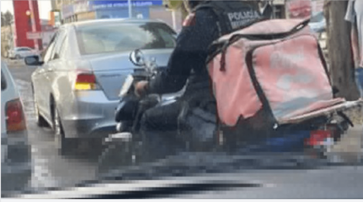 Sorprenden a policía conduciendo moto repartidora Uber Eats, será sancionado dice policía municipal de Corregidora