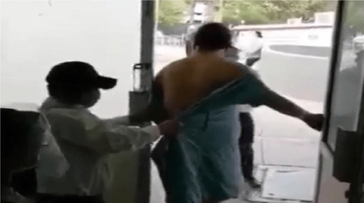 VIDEO: Paciente con Covid intenta escapar de hospital; guardia lo detiene, estaba conectado a respirador