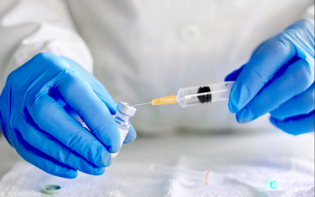 Vaticano pide que vacuna contra Covid-19 sea un ‘derecho humano universal’