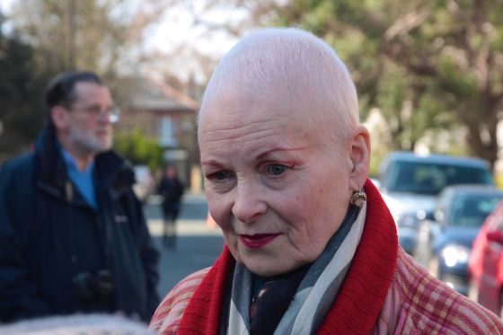 Vivienne Westwood, la dama del punk que le grita al Reino Unido como “un canario enjaulado”