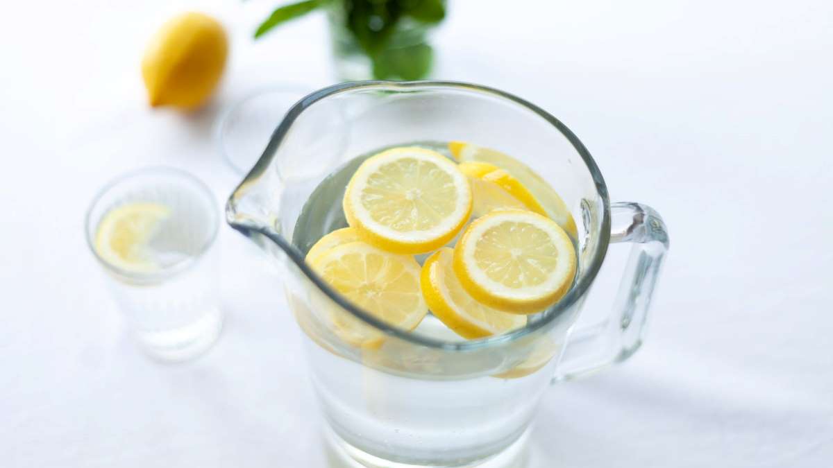¿Por qué hay que tomar agua con limón todos los días?