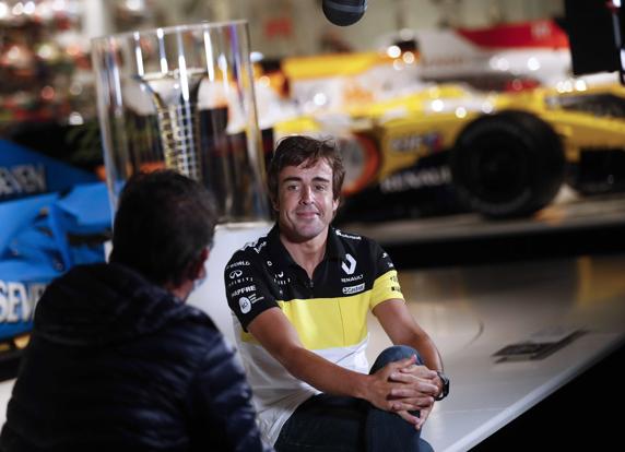 Fernando Alonso, vestido con la camiseta de Renault, su equipo para 2021