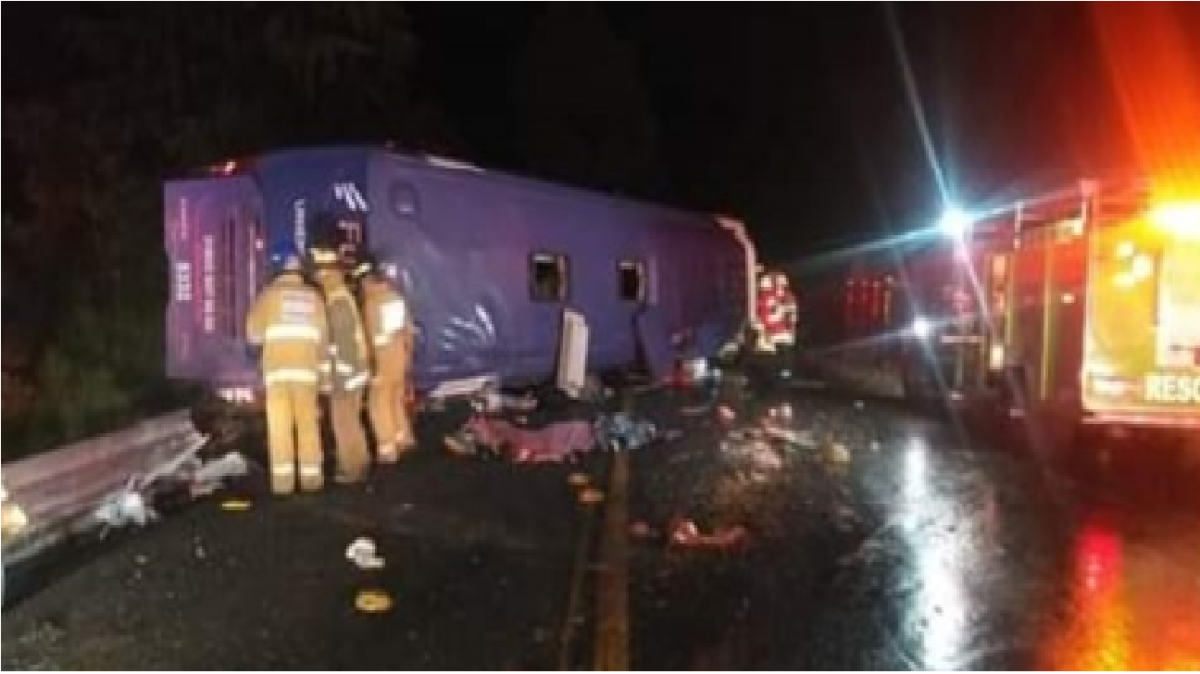 13 muertos, fatal accidente, vuelca camión de pasajeros de la línea Futura, iba a Puerto Vallarta
