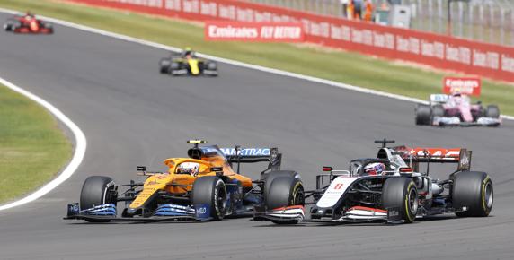 Grosjean rodaba muy lento y trató de frenar a Sainz, Norris y Ricciardo, con acciones feas ante el español y el australiano