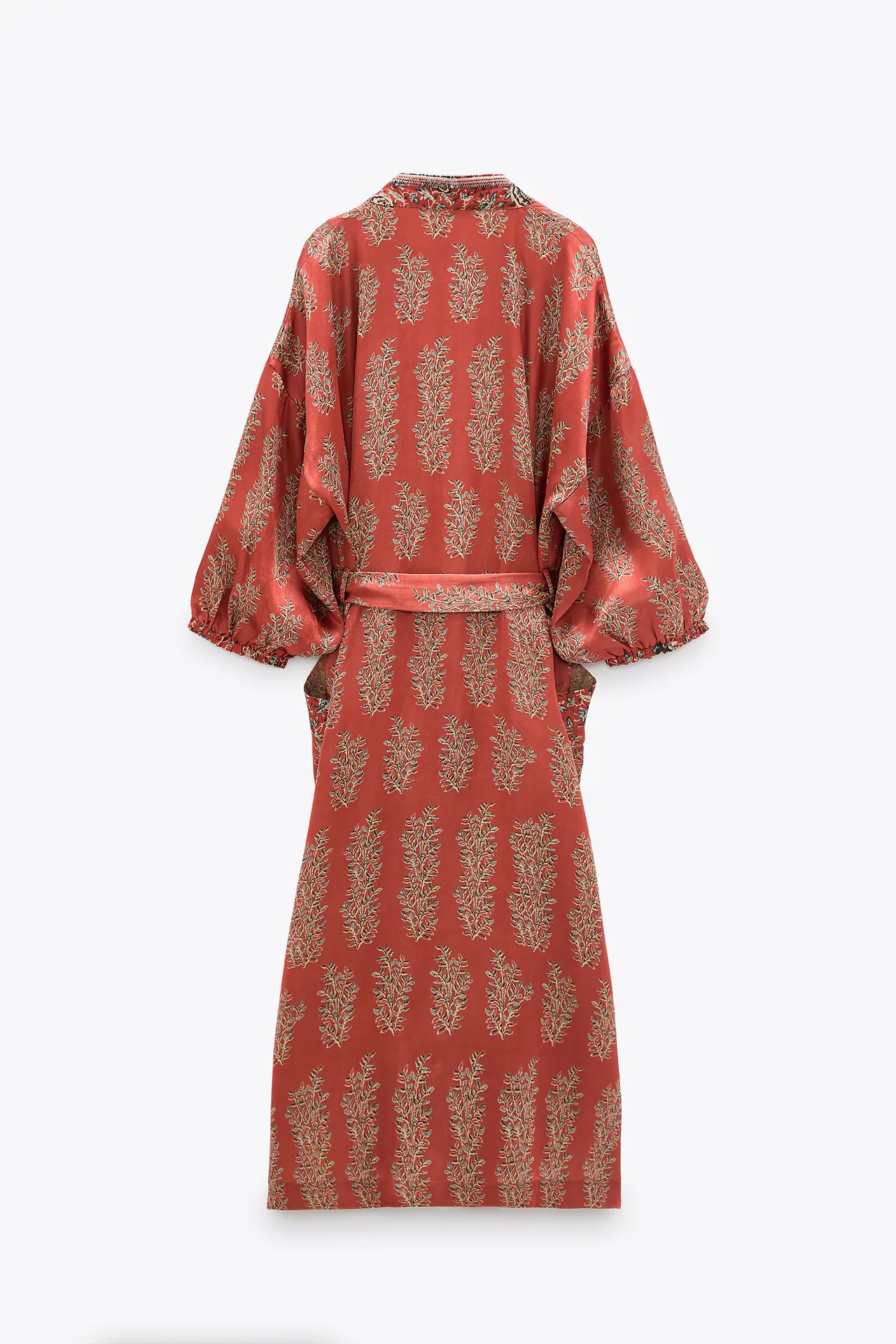 Zara tiene un kimono para llevar como vestido, túnica o chaqueta digno de una geisha