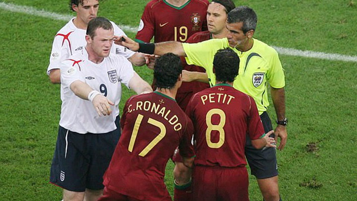 Wayne Rooney es expulsado con tarjeta roja durante un enfrentamiento con el Portugal de Cristiano Ronaldo