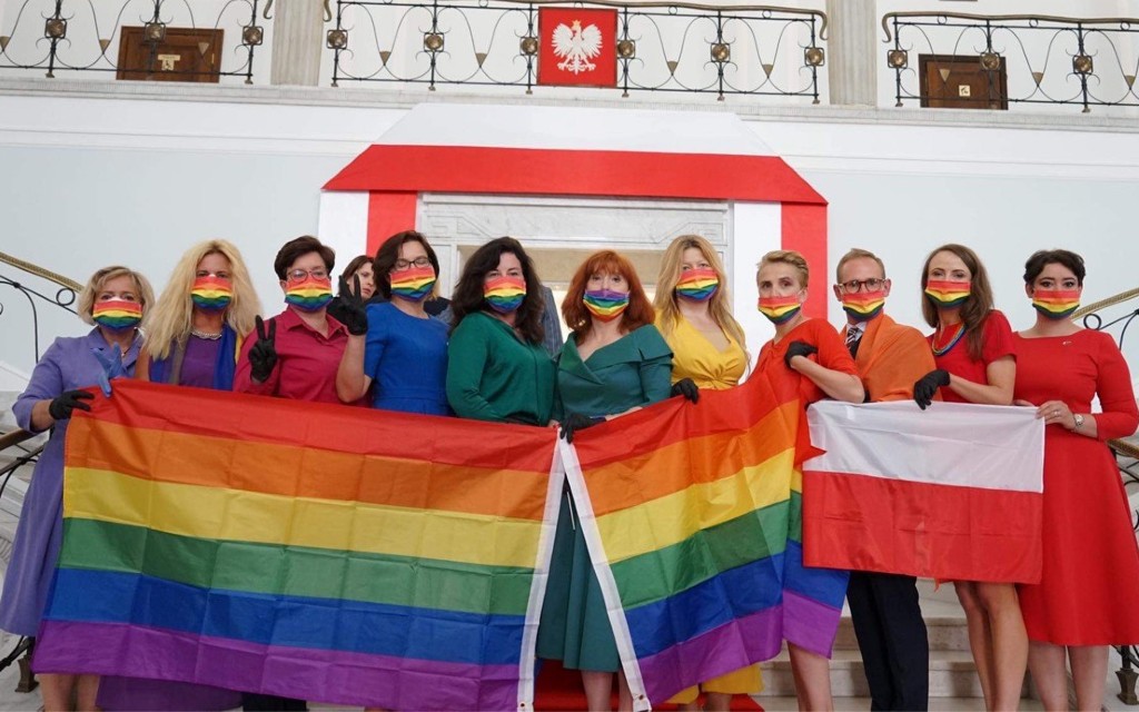 Parlamentarios polacos protestan con bandera LGBT durante juramentación del Presidente