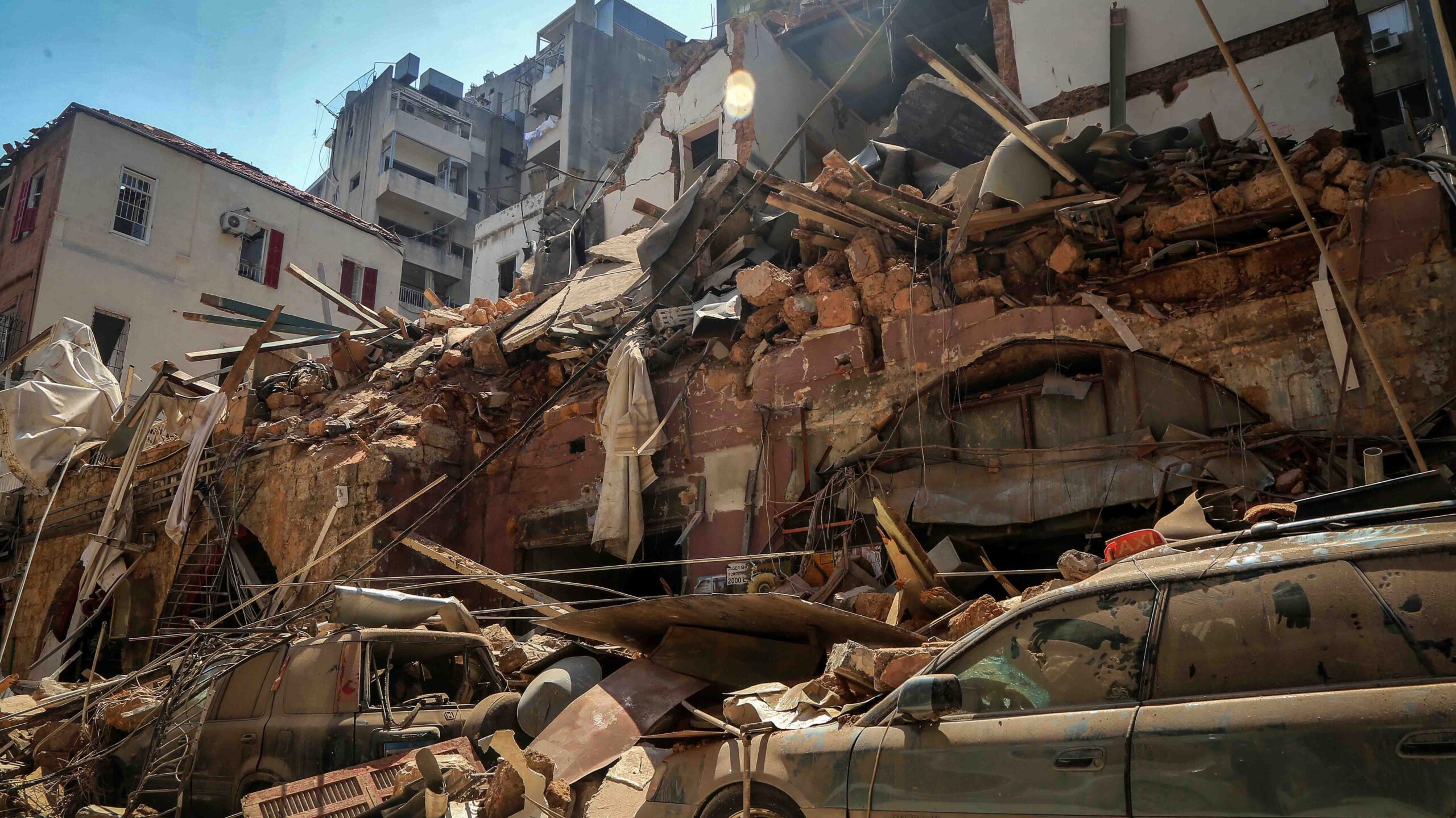 Detienen a encargados del almacén que desató la enorme explosión en Beirut