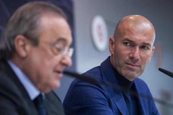 Zinedine Zidane junto al presidente del Real Madrid la jornada en la que quiso anunciar su salida del club