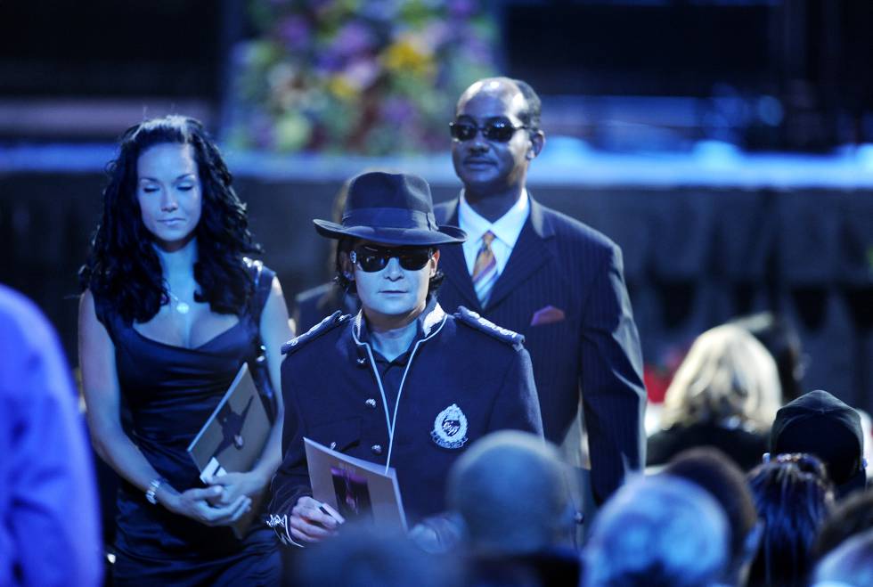 Corey Feldman, que fue amigo personal de Michael Jackson, en su funeral en 2009.