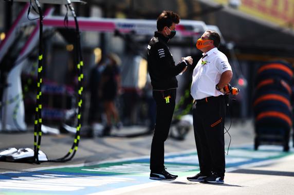 Zak Brown, hablando con Toto Wolff, jefe de Mercedes, en el padado GP 70 aniversario de la F1