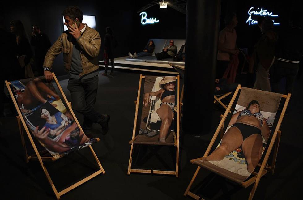 El fotógrafo Martin Parr (en la imagen, una exposición suya en París en 2016) es conocido por sus instantáneas playeras, en las que fotografía todo tipo de cuerpos.