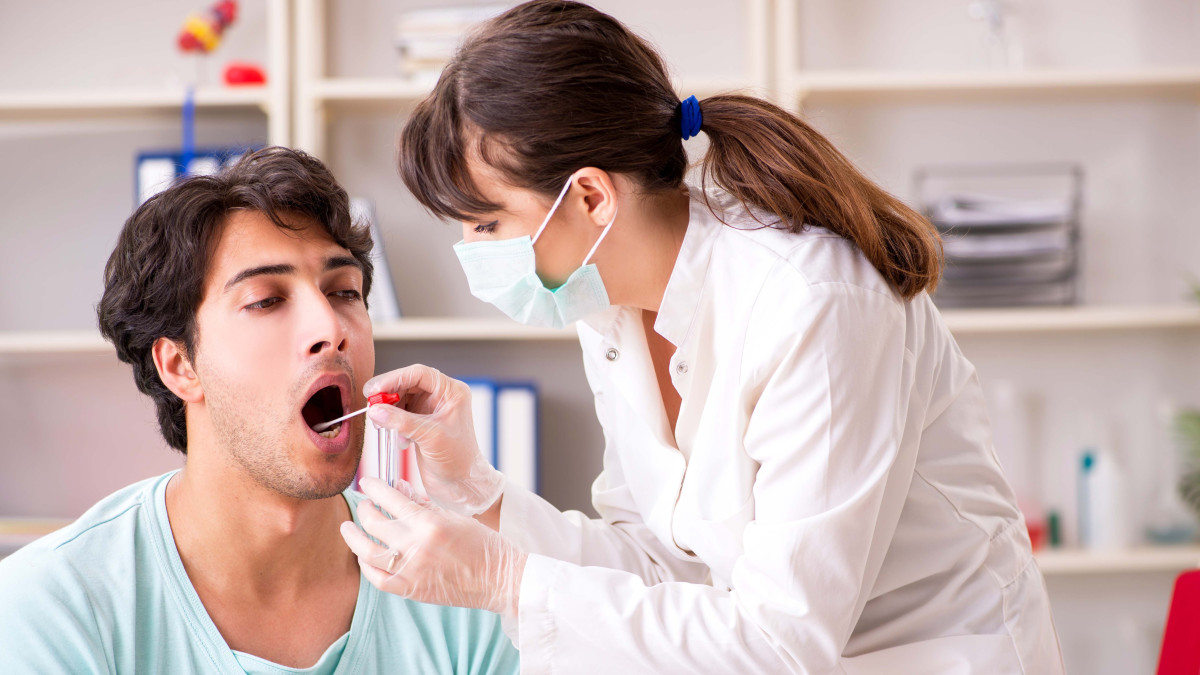 FDA aprueba “prometedora” prueba de saliva para detectar COVID-19