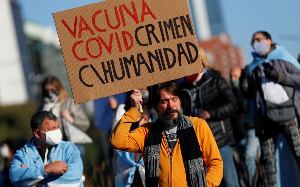 Con cubrebocas, argentinos salen a las calles a protestar contra el gobierno de Fernández