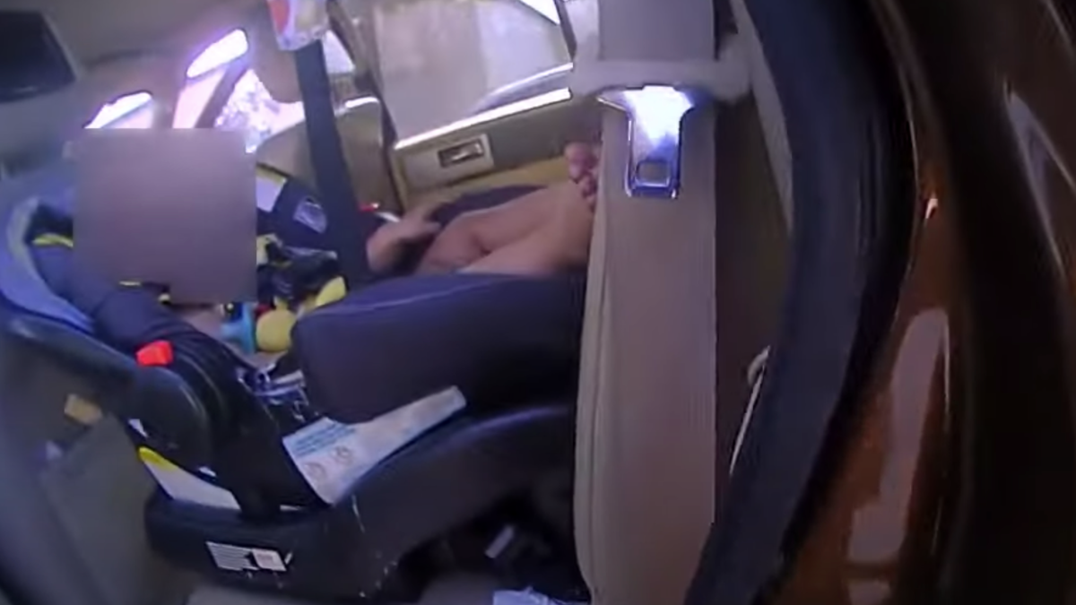 Llorando y cubierto en vómito: rescatan a bebé dejado solo dentro de auto