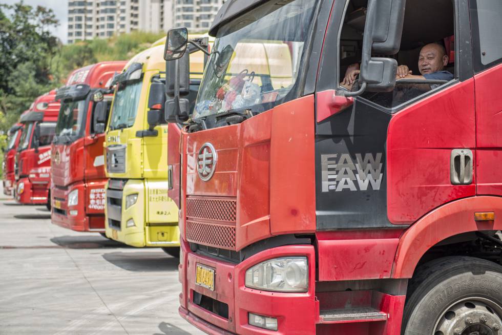 Camioneros a la espera de pedidos en Guiyang