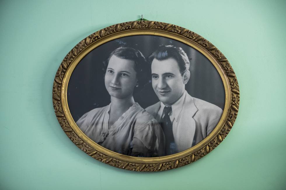Aurora y Plácido Antonio, los padres de Anna Maria, en una foto de su casa en Barcelona.