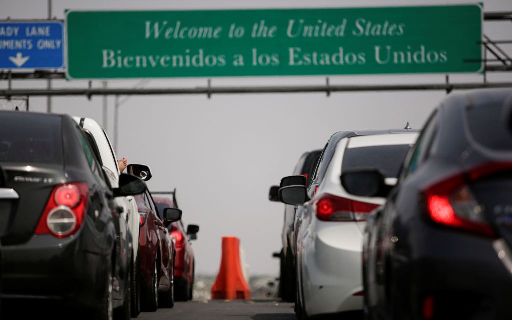 Filas de hasta 6 horas para cruzar la frontera de México a EU tras restricciones de viaje