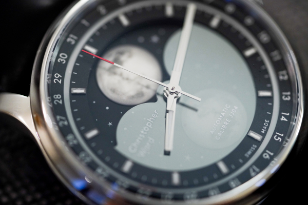 El reloj automático con fase lunar C1 Moonglow de Christopher Ward es perfecto para los amantes del espacio