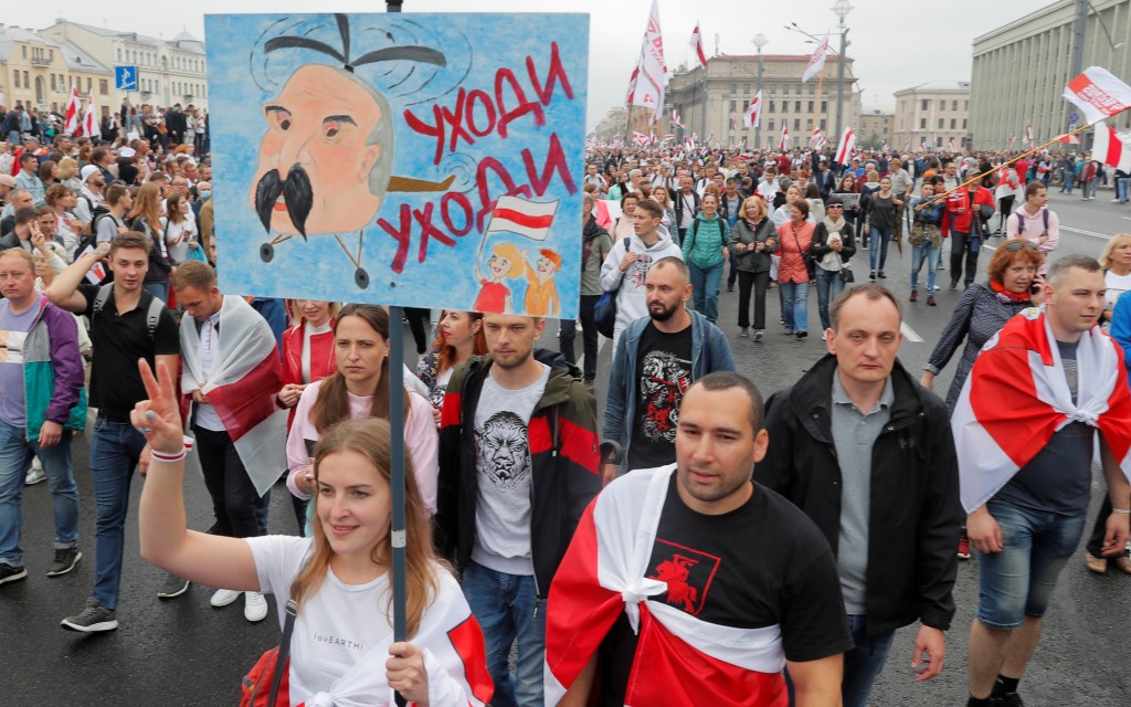 Presidente de Bielorrusia amenaza con reclutamiento militar a estudiantes que salgan a protestar