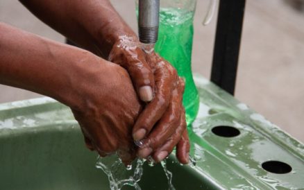 2 de cada 5 escuelas en el mundo carecen de medios para lavarse las manos: estudio de OMS y UNICEF