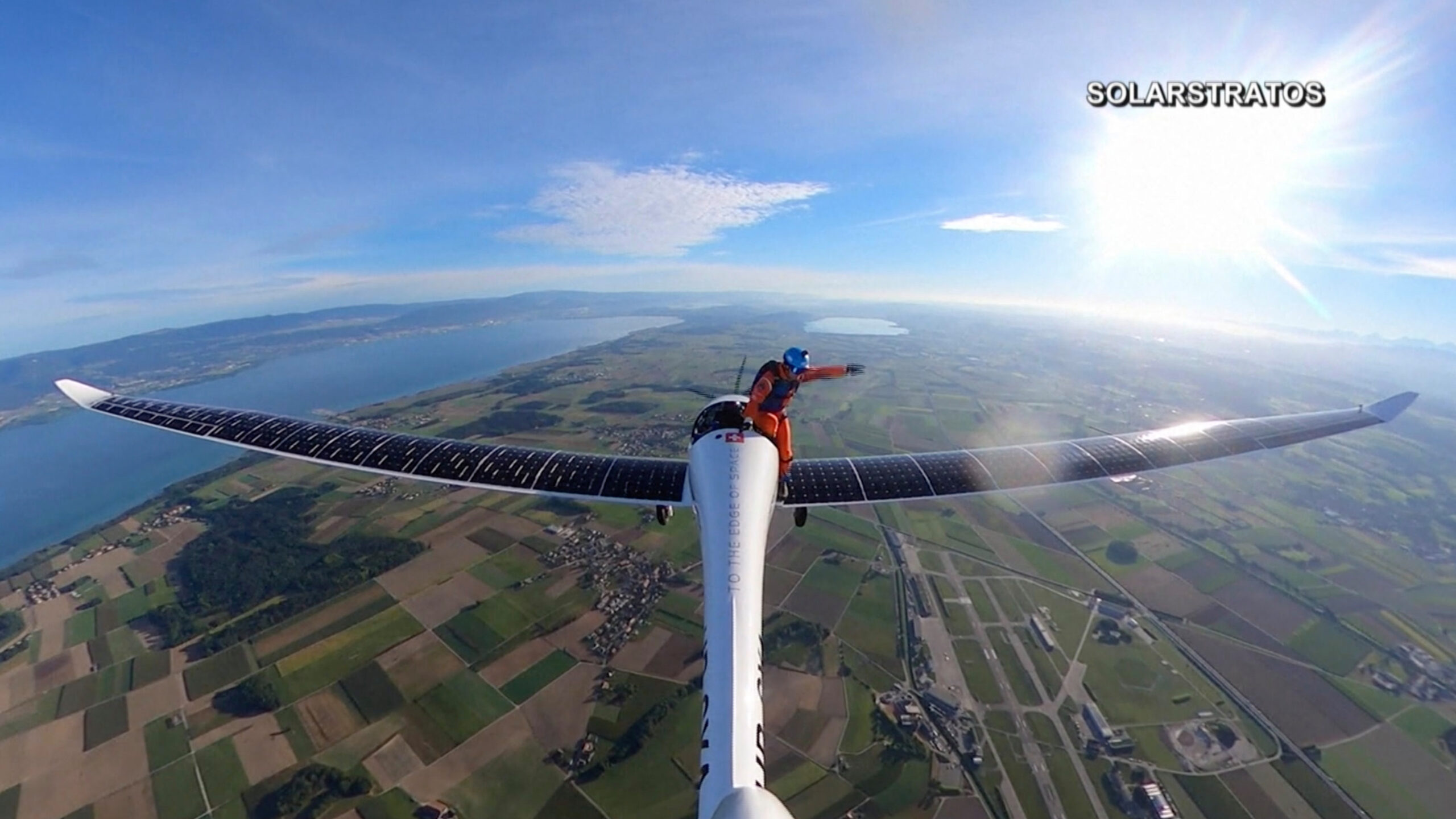 Así fue el primer salto desde un avión que vuela con energía solar
