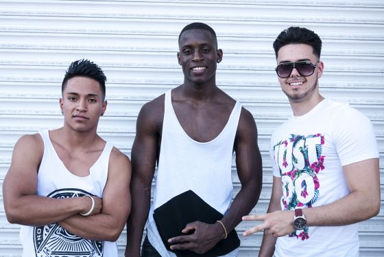 Yoder (17), Mamadu (20) y Javier (20), tres jóvenes de Ecuador, Malí y Madrid, en el concierto Daddy Yankee el pasado junlio en el Vicente Calderón.