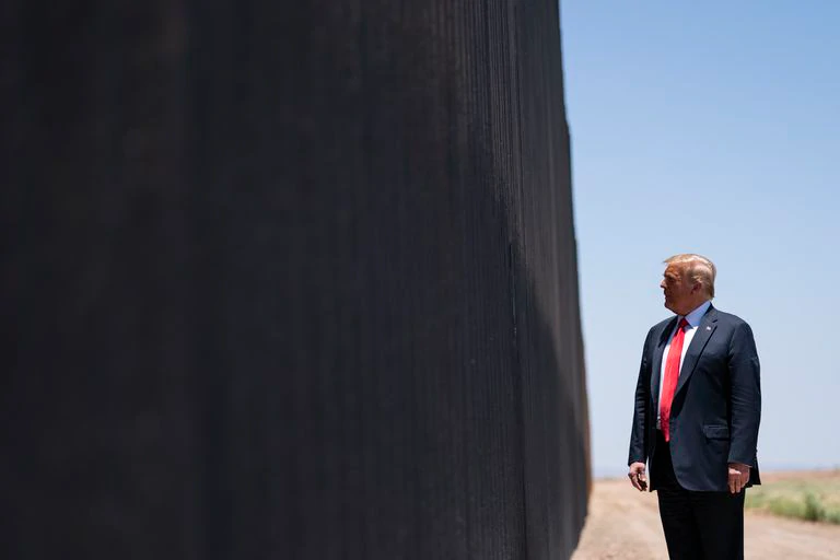 El presidente Donald Trump, ante un tramo del muro en la frontera con México, el pasado junio.