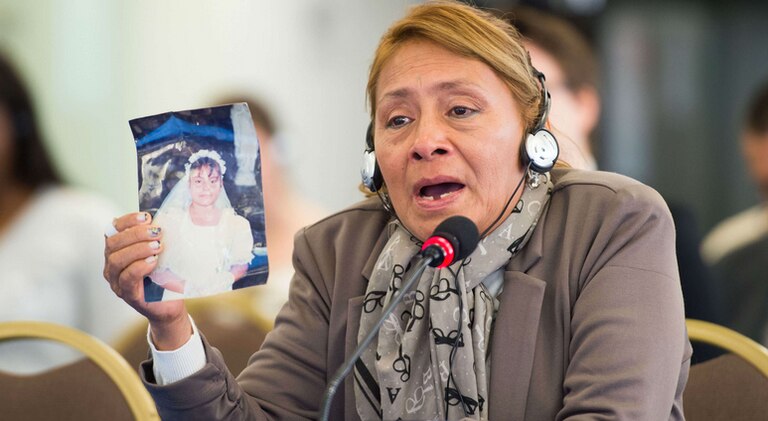 Petita Albarracín, madre de Paola Guzmán, víctima de violencia sexual en una escuela de Ecuador.