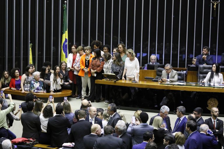 Fernanda Melchionna, rodeada de otras diputadas, toma la palabra en el pleno de la Cámara en febrero pasado.
