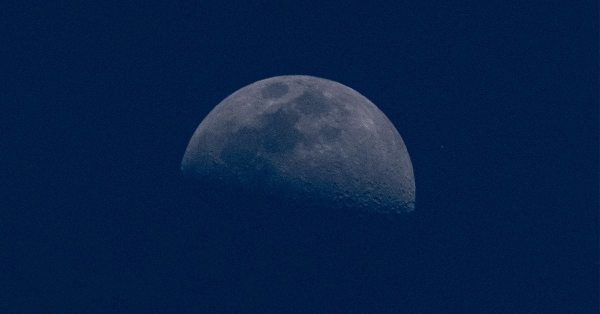 foto de media luna azul halloween 2020