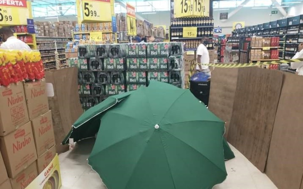 Hombre muere en local de Carrefour Brasil, es cubierto con paraguas y la tienda sigue abierta