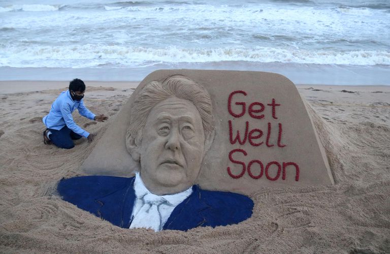 Escultura de arena dedicada a Shinzo Abe en Puri Beach, India.