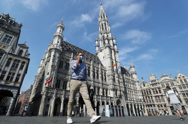 Un hombre camina por la Grand Place de Bruselas, el pasado miércoles.