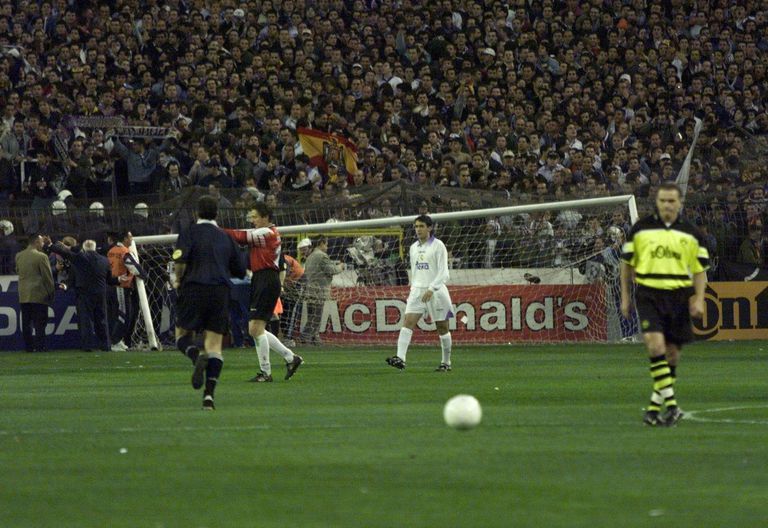 Los utilleros del Madrid se llevan la portería del Fondo Sur, zarandeada por los ultras blancos durante el partido de Copa de Europa contra el Borussia.