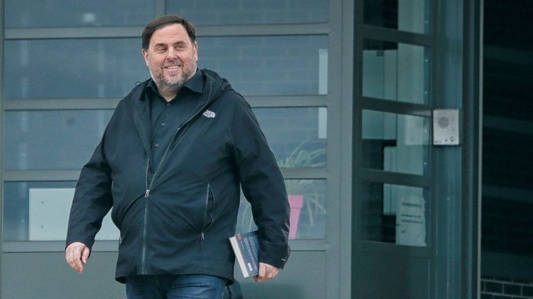 El exvicepresidente de la Generalitat, Oriol Junqueras, a su salida de la cárcel de Lledoners.