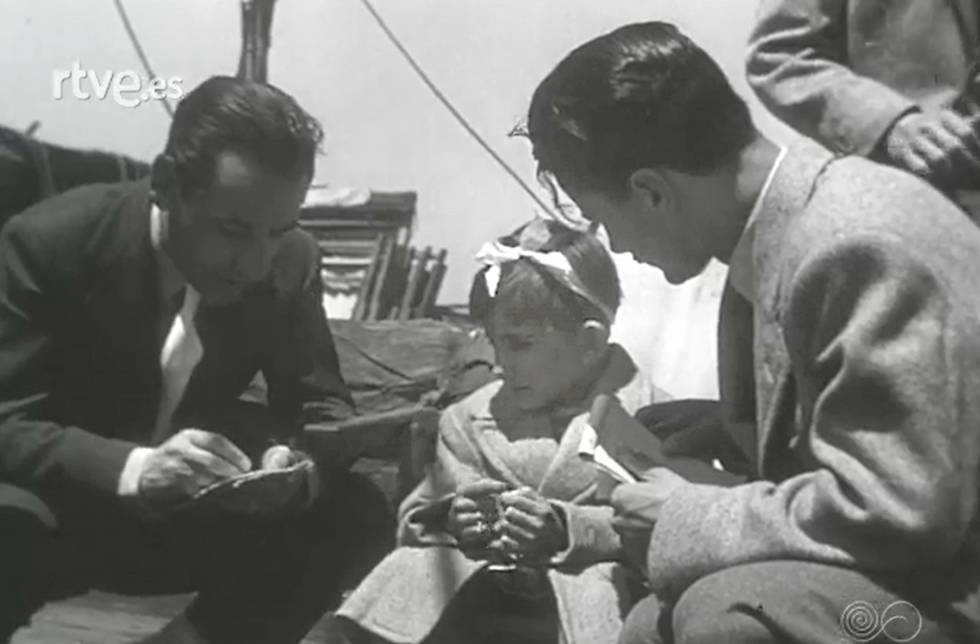La niña Anita Aguilella entrevistada por dos periodistas a su llegada al puerto de Barcelona el 5 de junio de 1946.