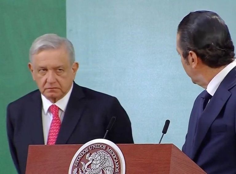 El gobernador de Querétaro, Francisco Domínguez junto a López Obrador en la conferencia de prensa de este miércoles