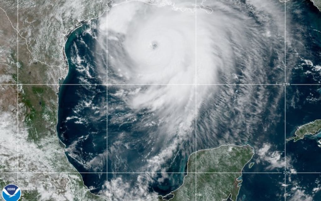 Laura se convierte en huracán categoría 4 antes de alcanzar costa EU del Golfo de México