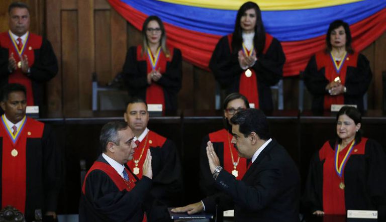 El presidente del Tribunal Supremo de Justicia de Venezuela, Maikel Moreno, a la izquierda, frente a Nicolás Maduro.