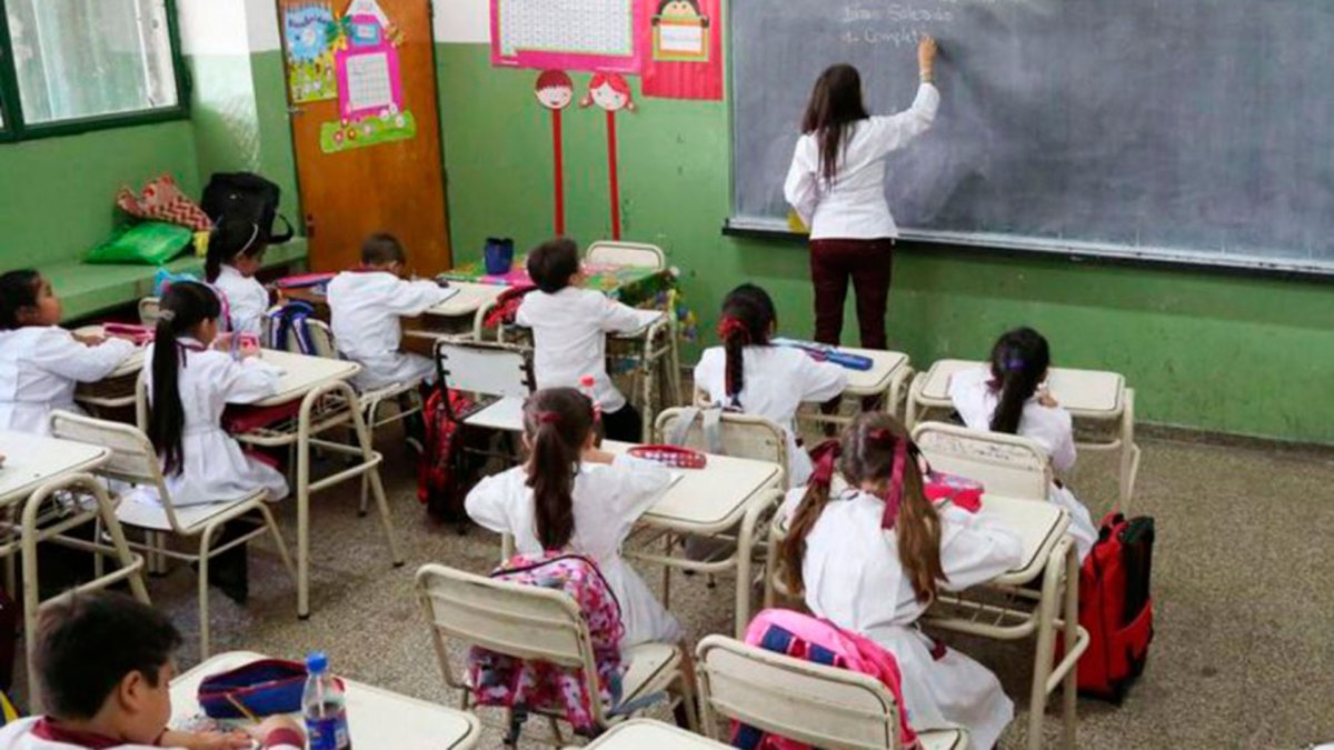 Maestros condicionan inscripciones si no se pagan cuotas escolares, en San Juan del Río, se quejan padres de familia