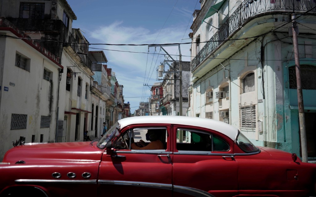 Prohíbe EU los vuelos chárter privados a Cuba y refuerza sanciones