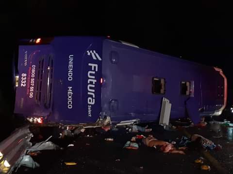 Sube a 13 el número de muertos por volcadura de camión de pasajeros